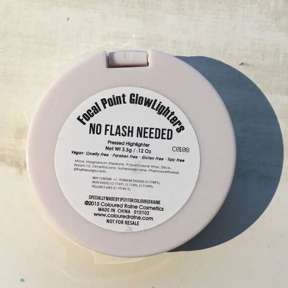 NEW Coloured Raine Highlighter Focal Point Glowlighter NO FLASH NEEDED Travel Sz - Picture 2 of 3